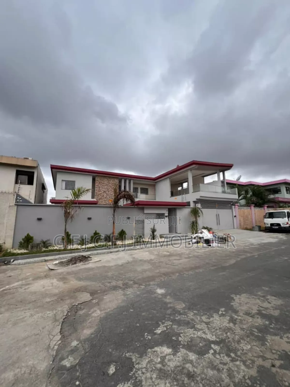 5chbre Duplex dans G.F.J, Cocody à Vendre