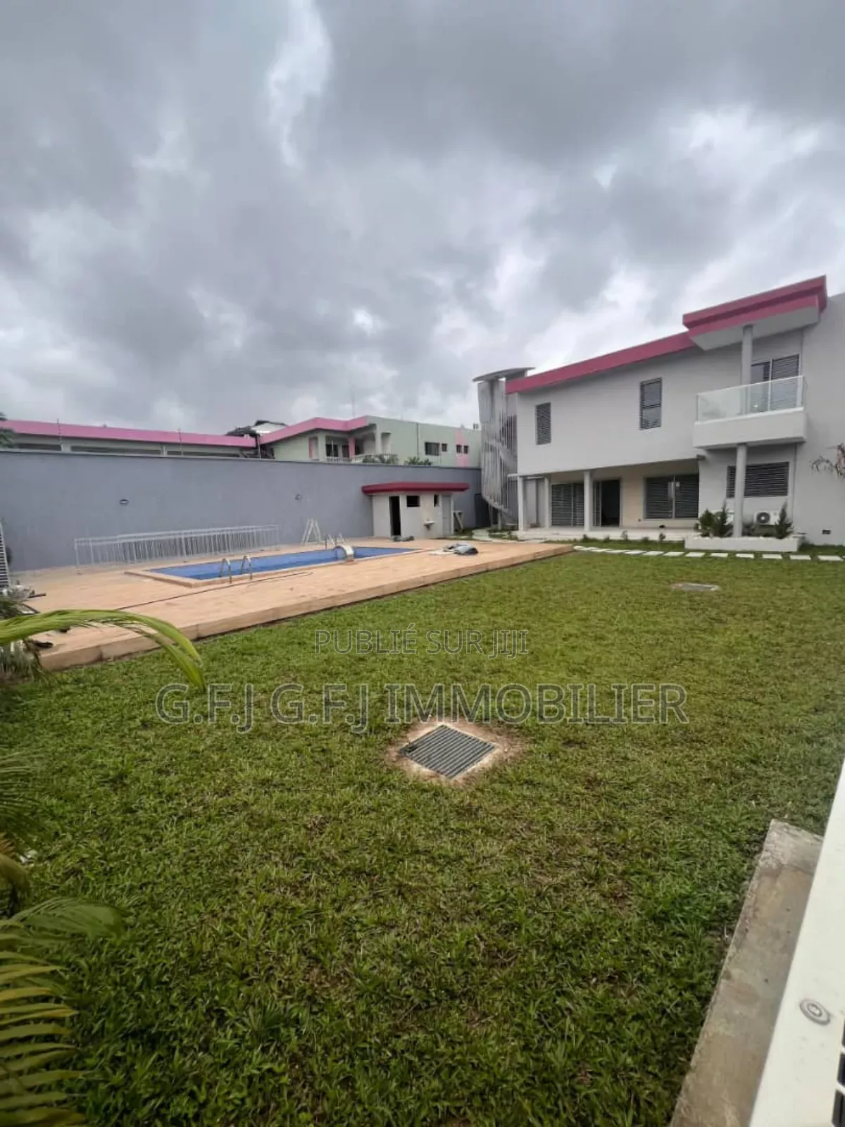 5chbre Duplex dans G.F.J, Cocody à Vendre