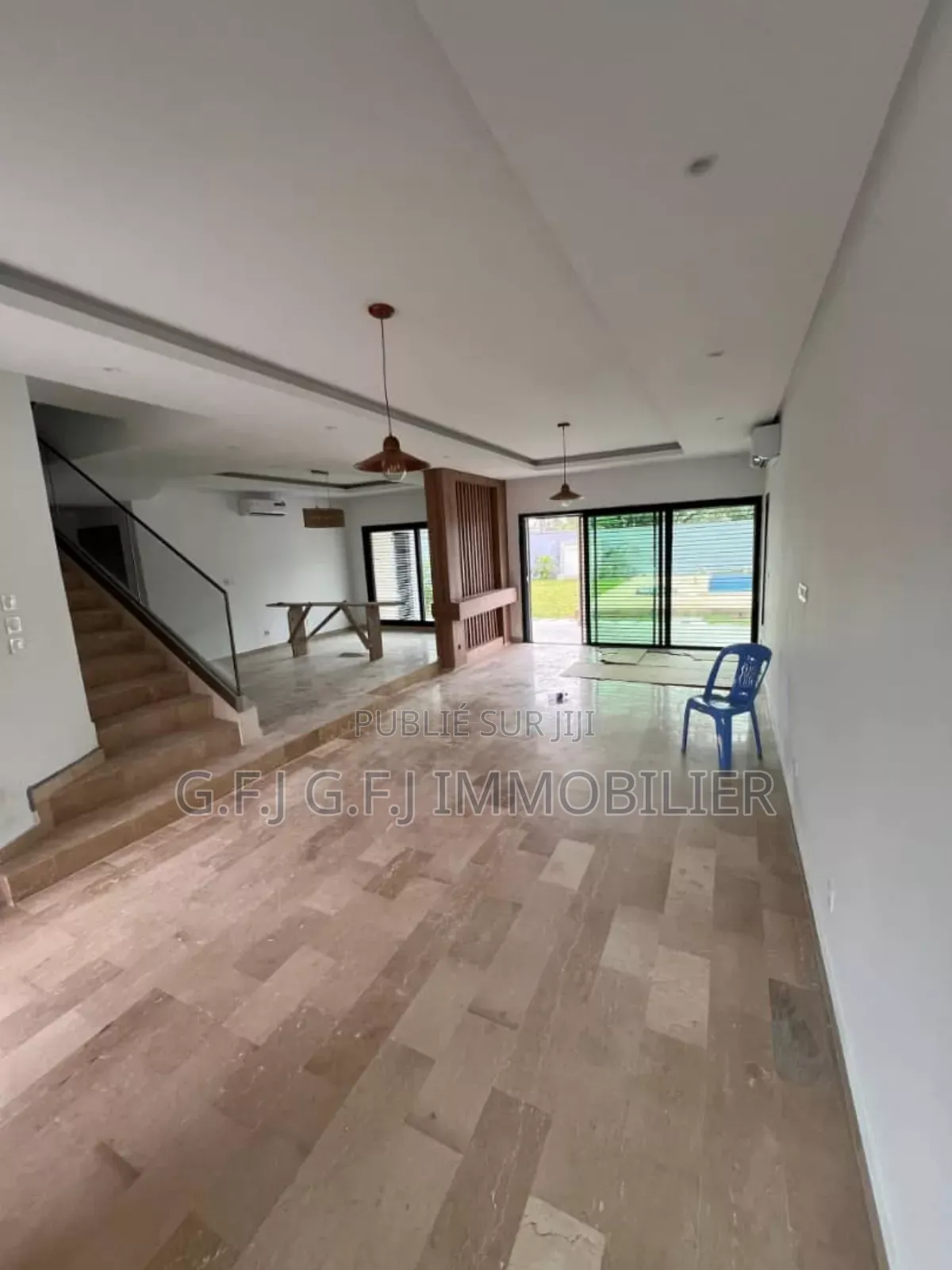 5chbre Duplex dans G.F.J, Cocody à Vendre