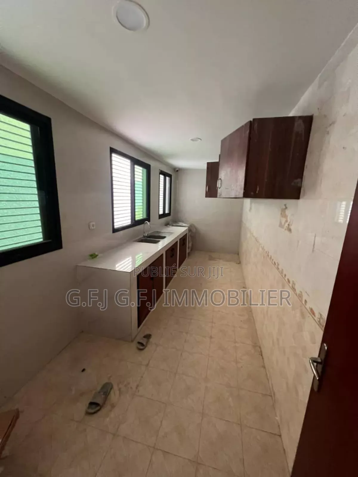 5chbre Duplex dans G.F.J, Cocody à Vendre