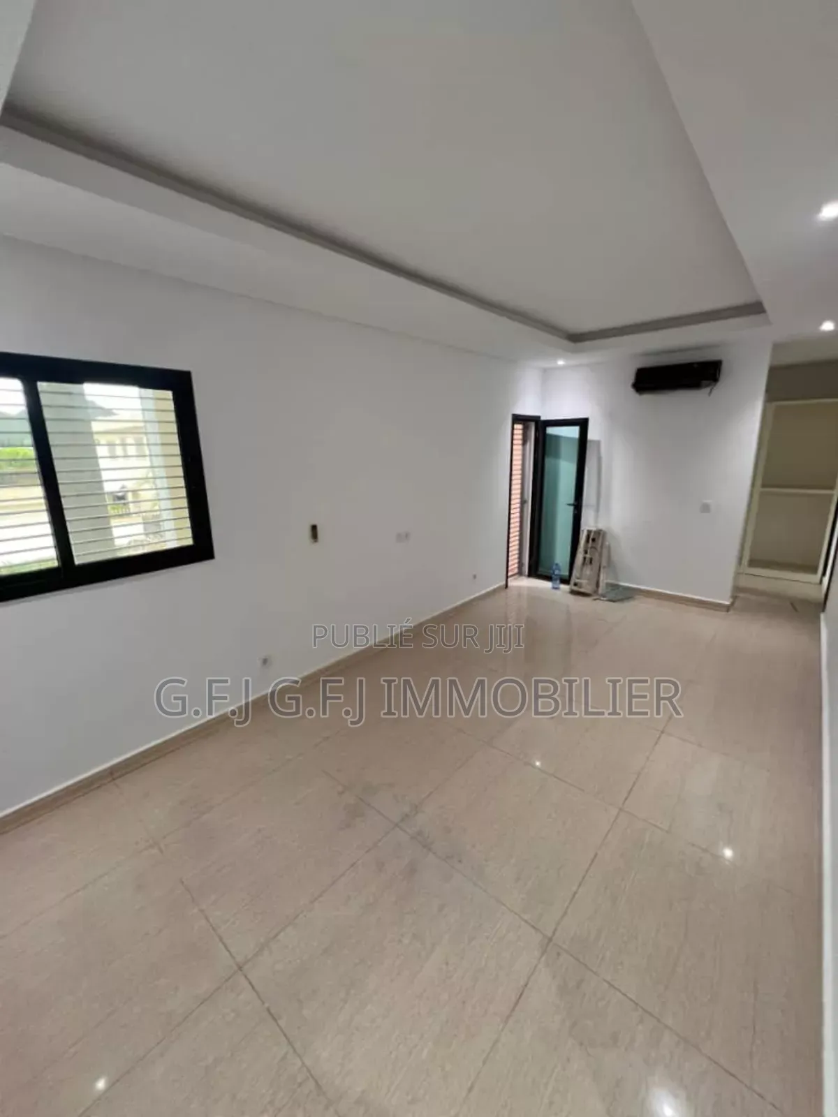 5chbre Duplex dans G.F.J, Cocody à Vendre