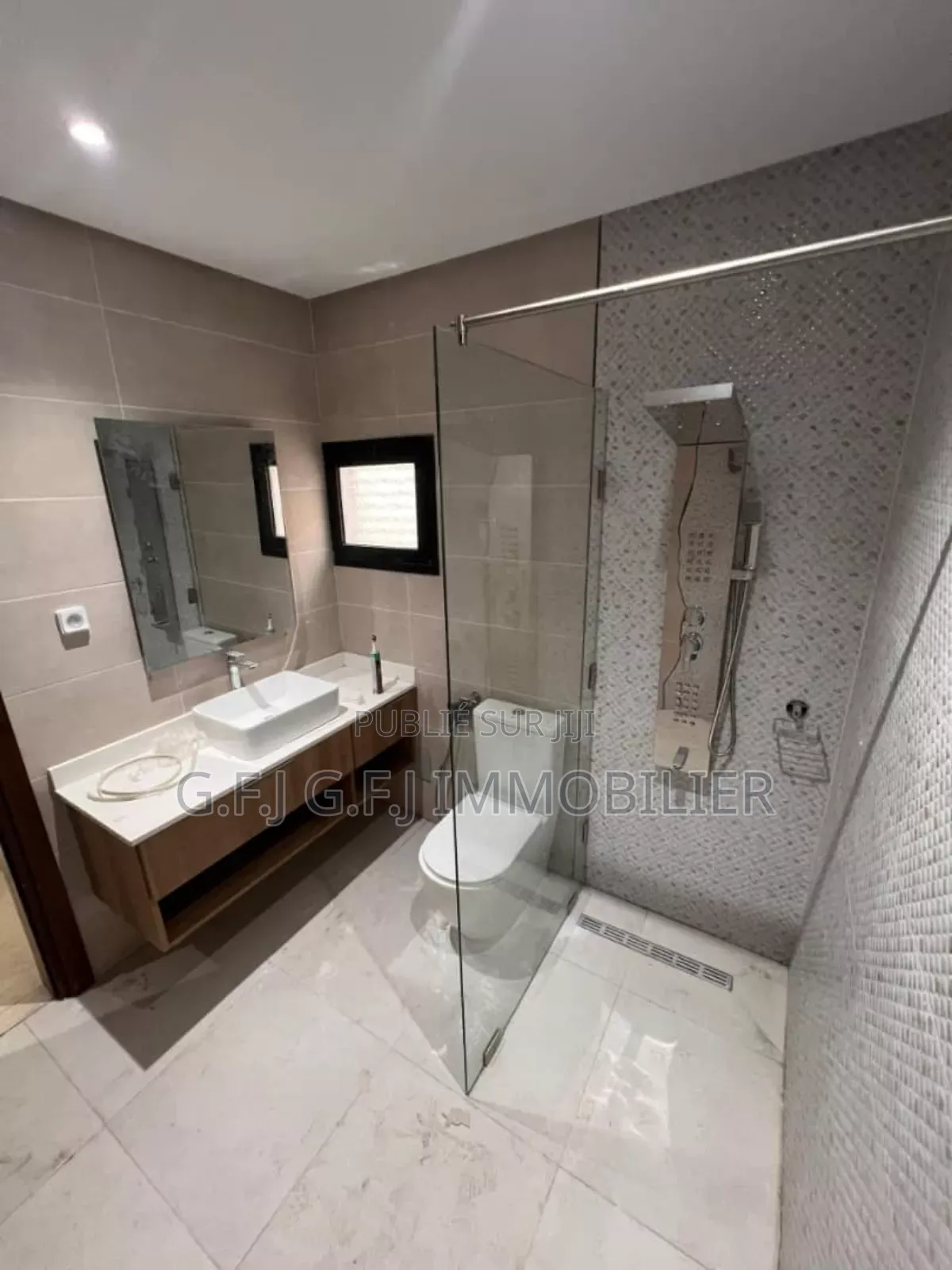 5chbre Duplex dans G.F.J, Cocody à Vendre