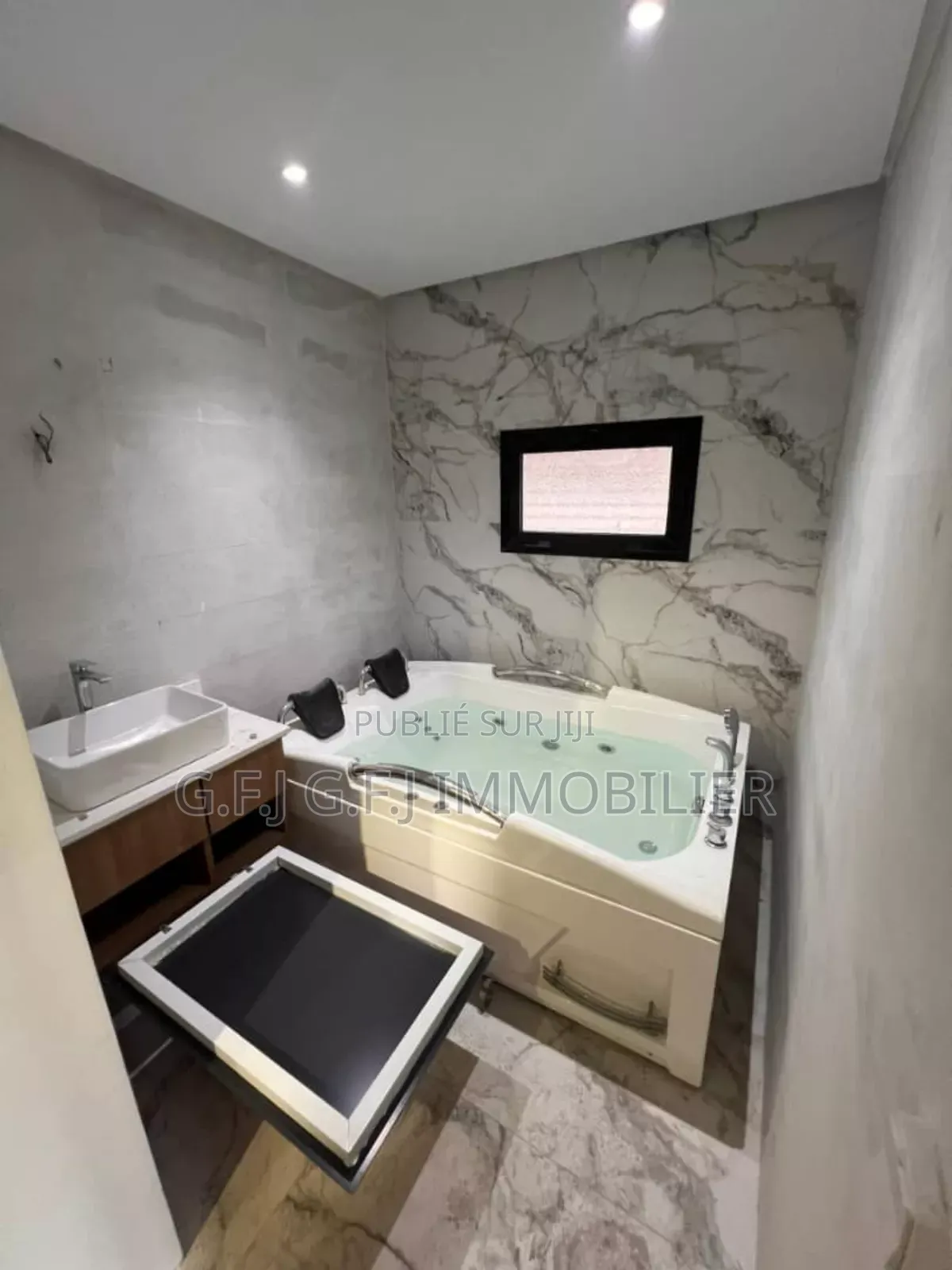 5chbre Duplex dans G.F.J, Cocody à Vendre