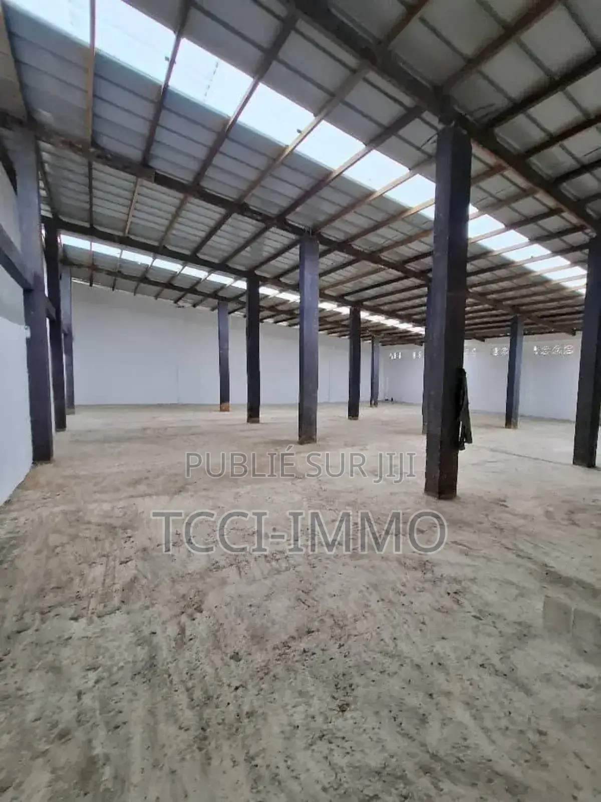 En Location Entrepôt De 4100 M2 Pk 24 Attingue