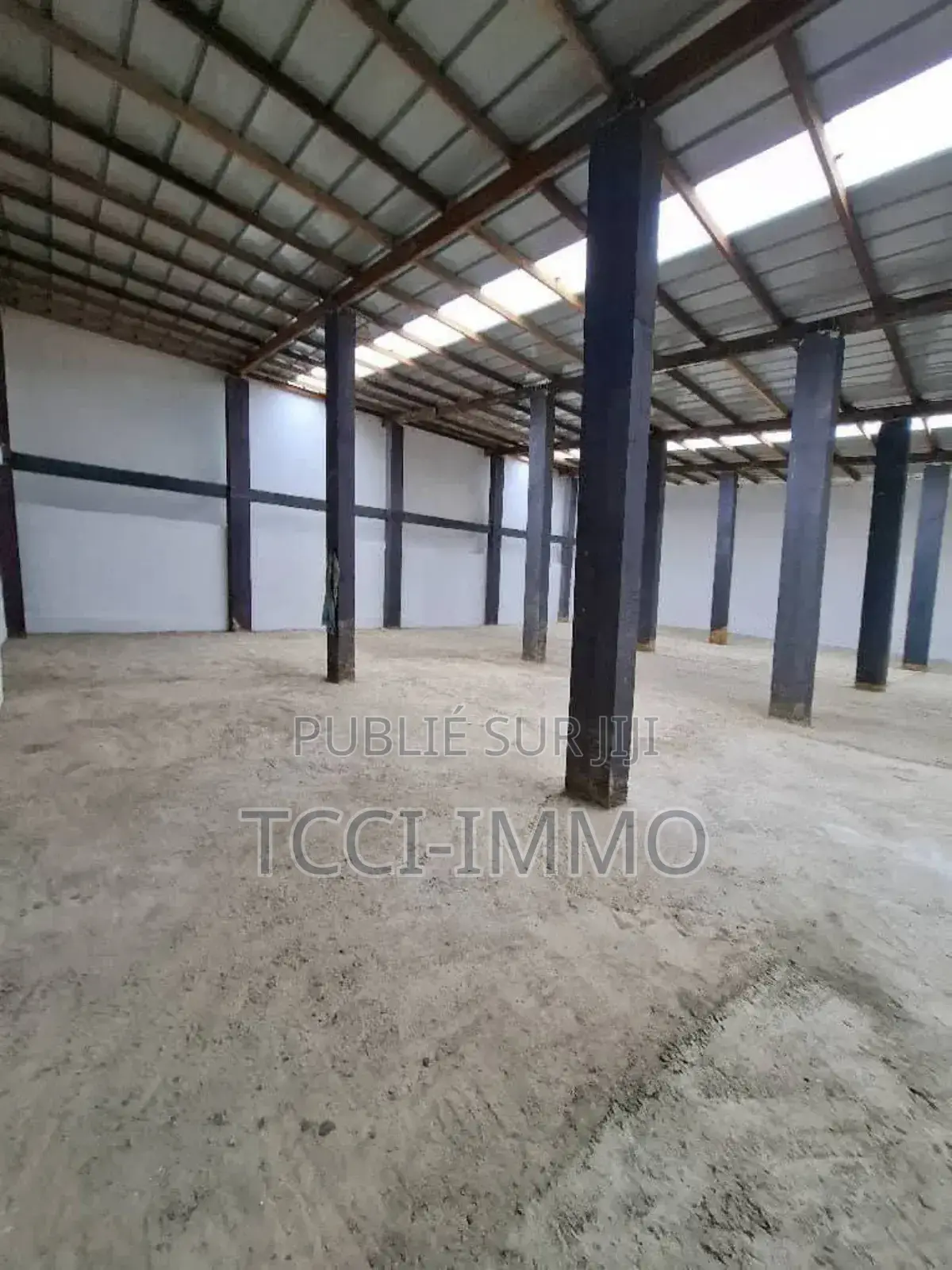 En Location Entrepôt De 4100 M2 Pk 24 Attingue