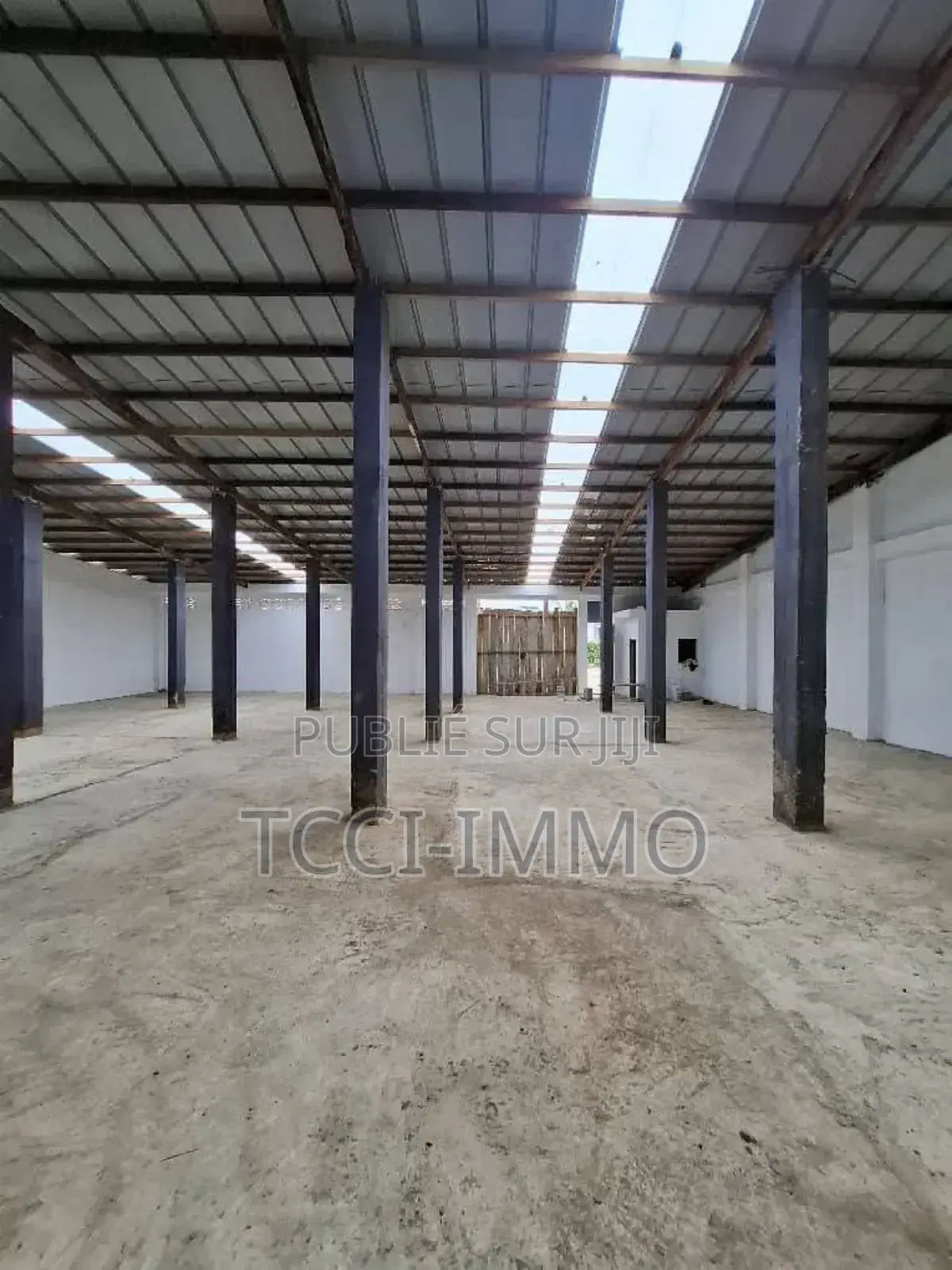En Location Entrepôt De 4100 M2 Pk 24 Attingue