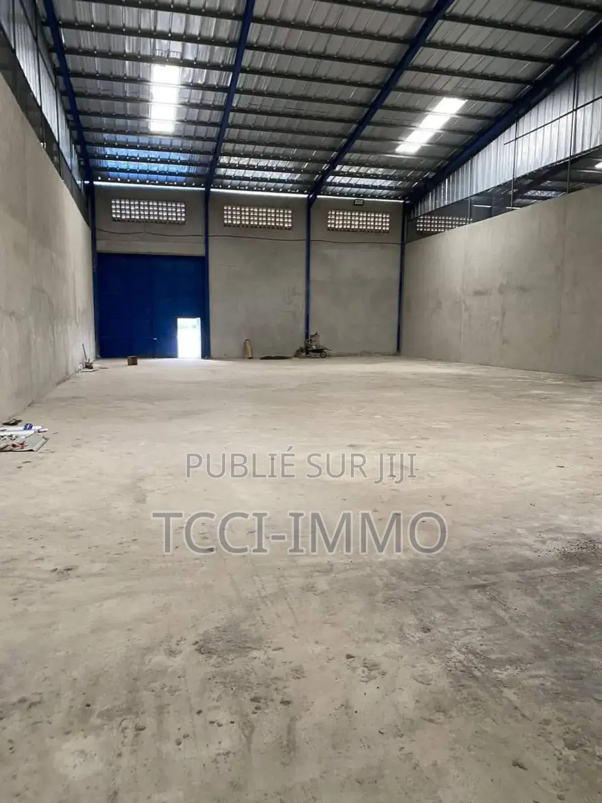 En Location Entrepôt De 4100 M2 Pk 24 Attingue