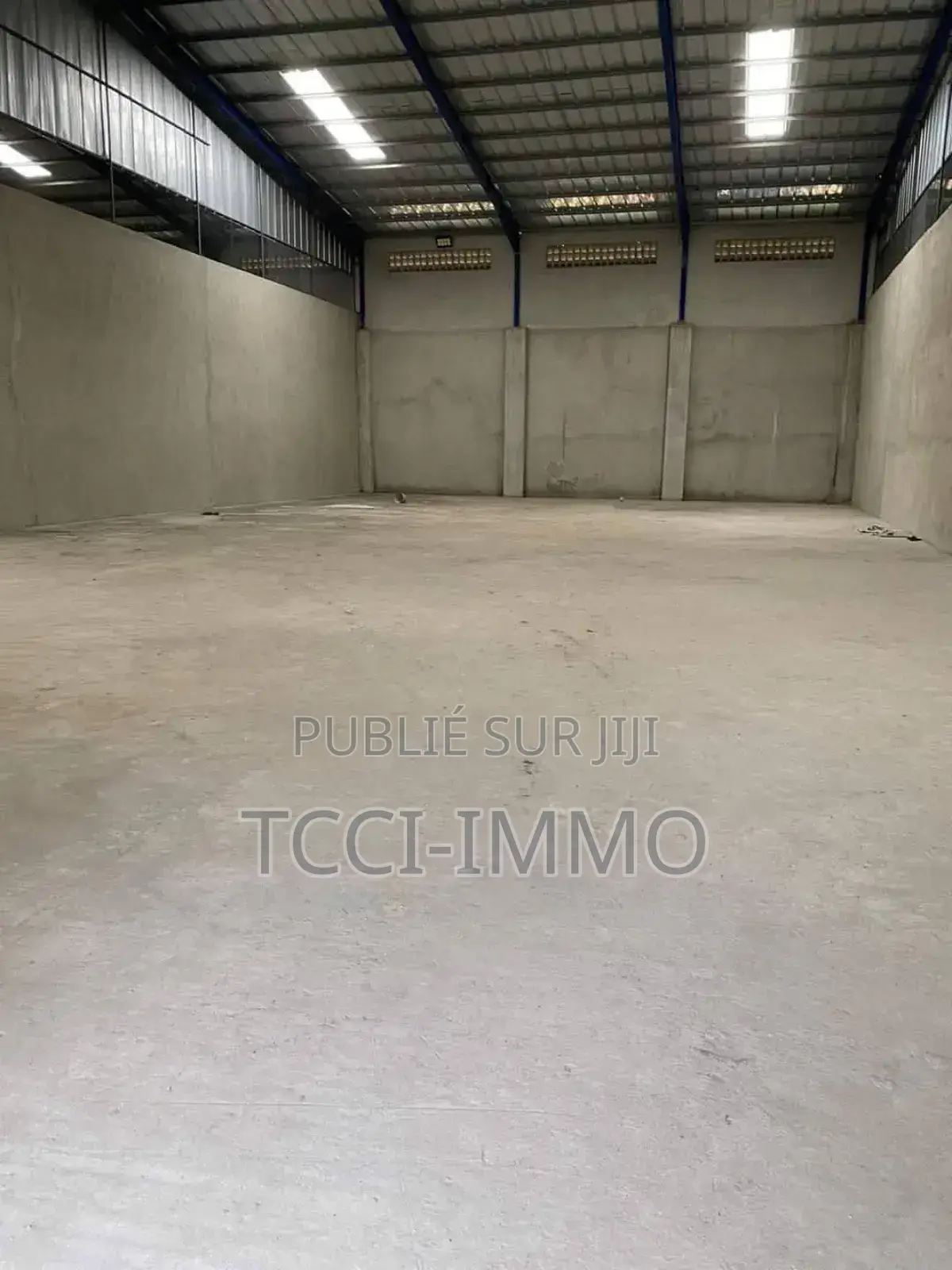 En Location Entrepôt De 4100 M2 Pk 24 Attingue
