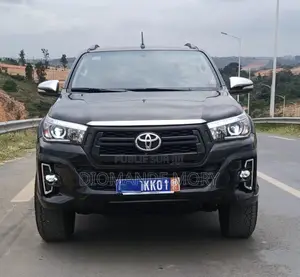 Photo - Toyota Hilux SR5 4x4 2017 Noir Mat