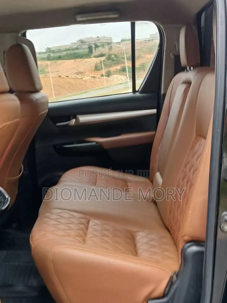 Toyota Hilux SR5 4x4 2017 Noir Mat