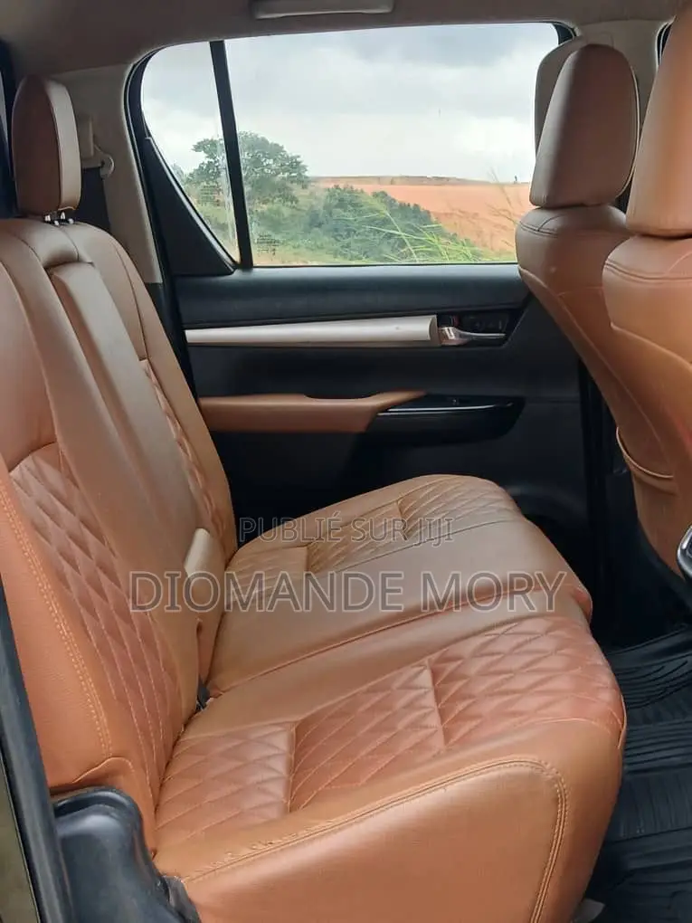 Toyota Hilux SR5 4x4 2017 Noir Mat