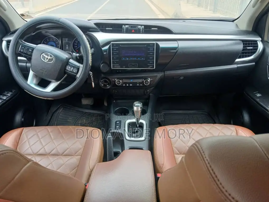 Toyota Hilux SR5 4x4 2017 Noir Mat