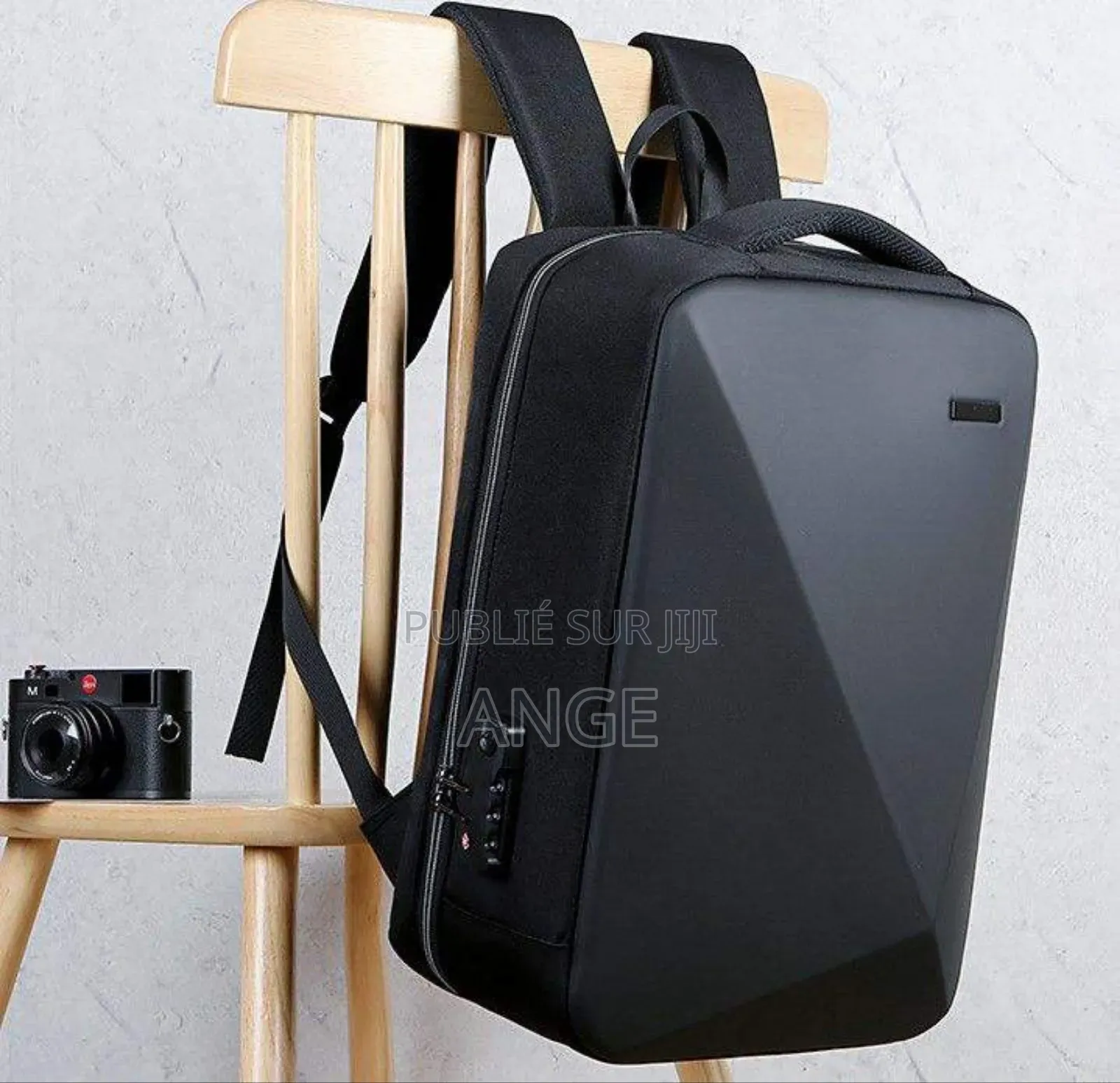 Sac À Dos Disponible en Couleur Noir