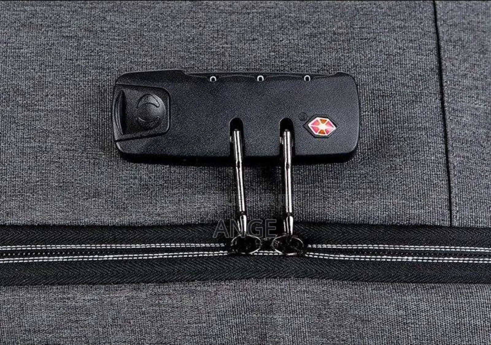 Sac À Dos Disponible en Couleur Noir