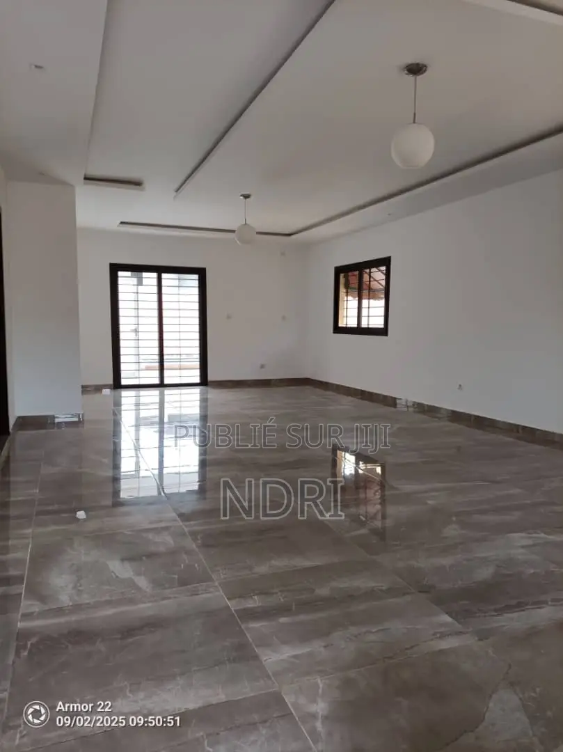 5chbre Duplex dans Building House, Bingerville à Louer