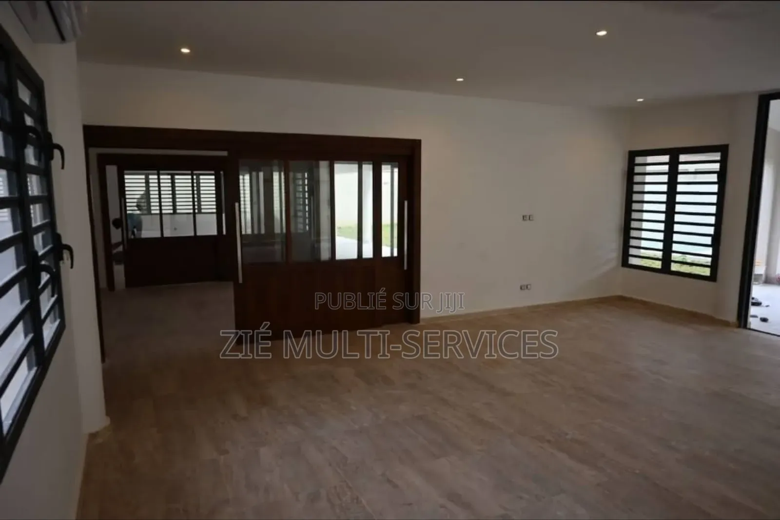 Furnished 10chbre Duplex dans Zié Multi-Service, Cocody à Vendre