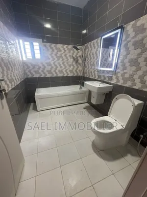 5chbre Villa dans Sael, Cocody à Louer