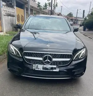 Photo - Mercedes-Benz C300 2020 Noir Mat