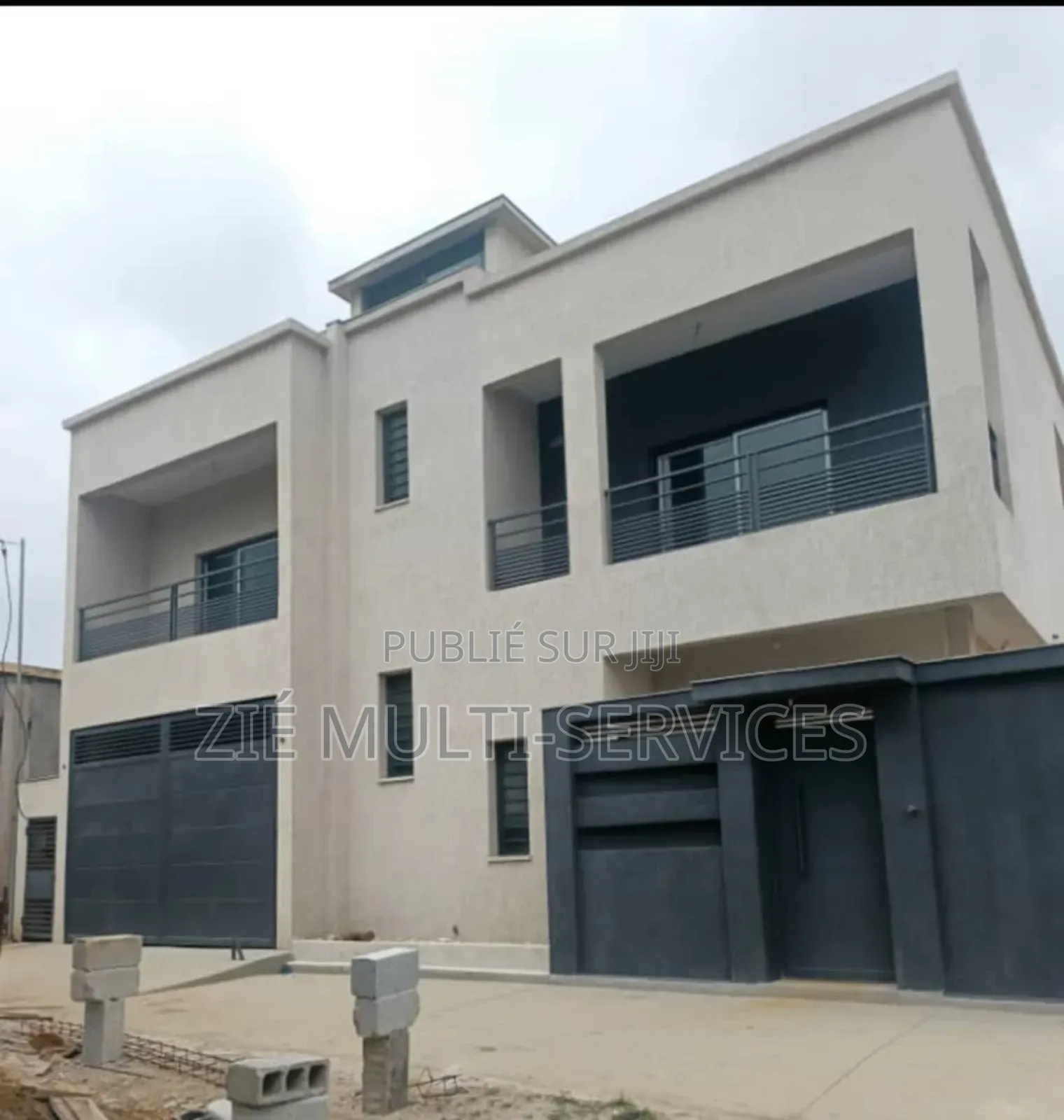 6chbre Duplex dans Zié Multi-Service, Cocody à Vendre