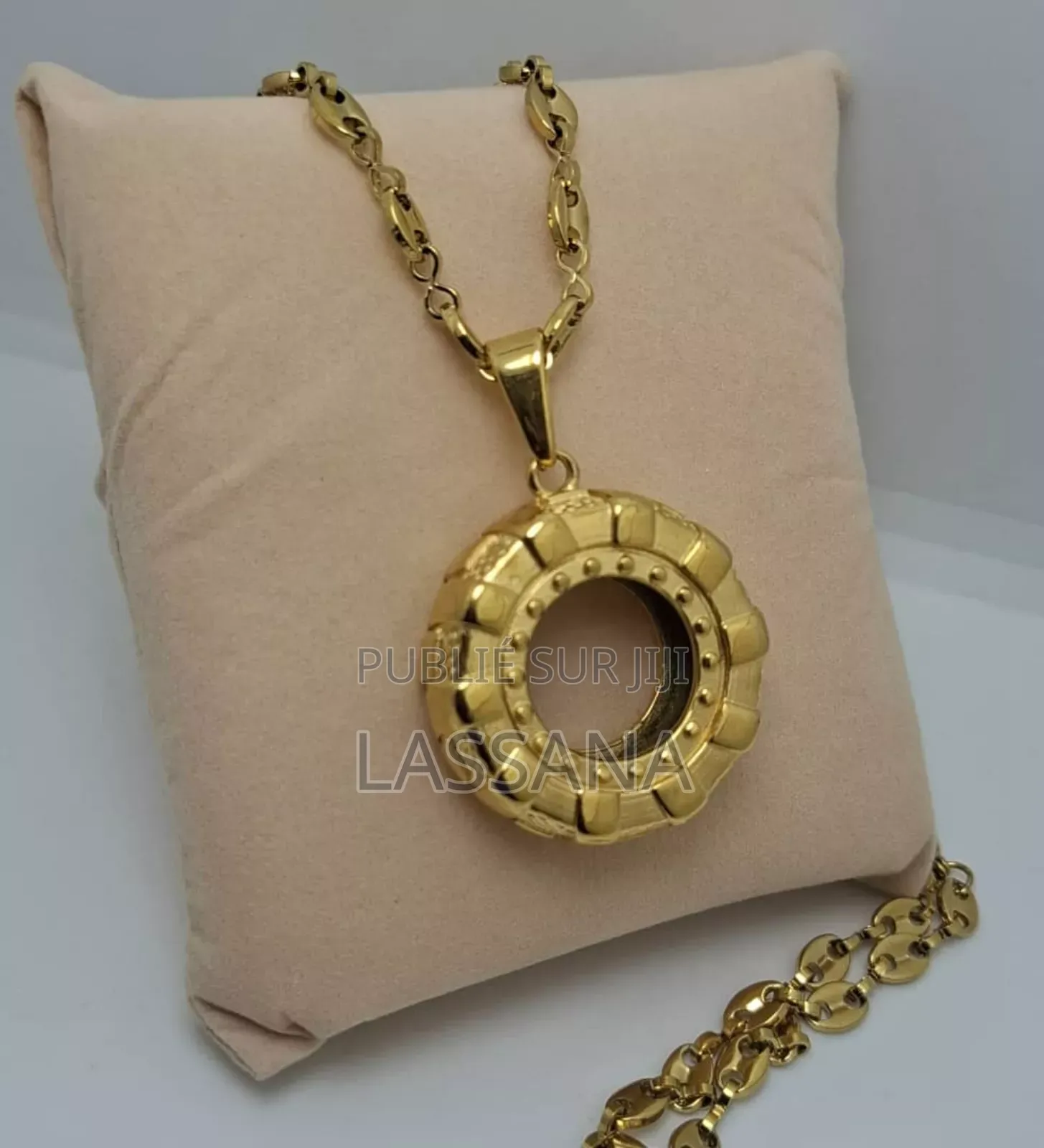 Chaine Au Cou
