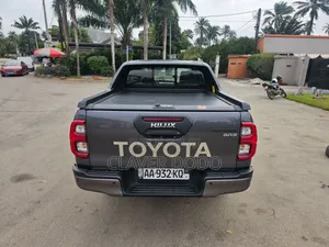 Toyota Hilux 2023 Gris