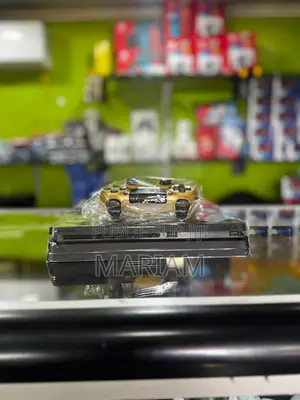 Photo - Ps4 Slim Cracker Quasi Neuf Importés Avec Une Manette Et Jeux Inclus