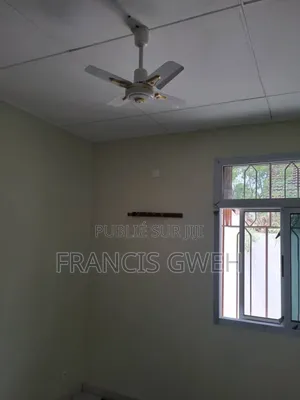 3chbre Villa dans Gweh Francis, Cocody à Louer