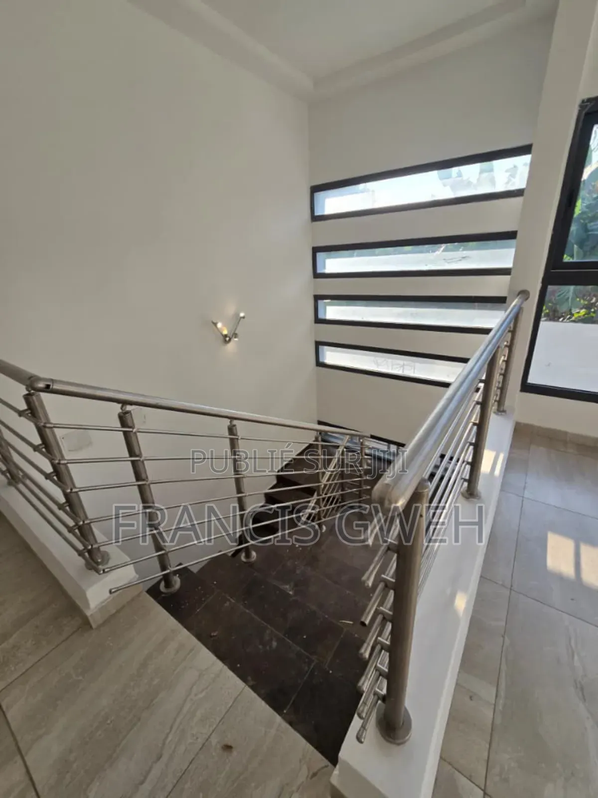 5chbre Duplex dans Francis Gweh, Cocody à Louer