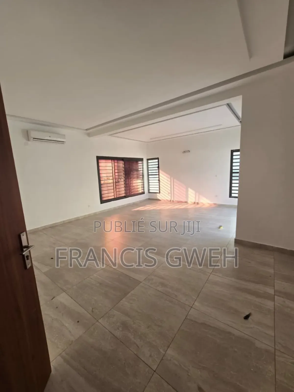 5chbre Duplex dans Francis Gweh, Cocody à Louer