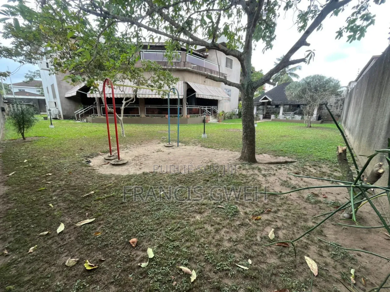 8chbre Duplex dans Francis Gweh, Cocody à Louer