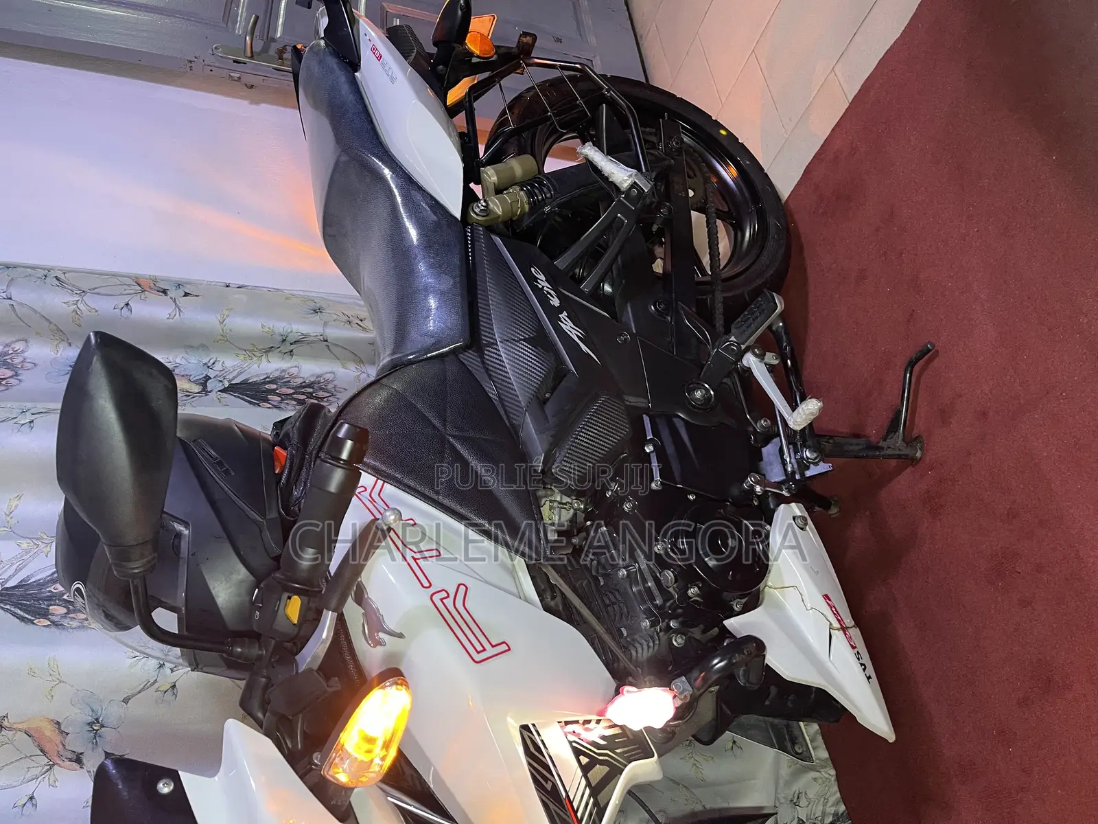 TVS Apache 180 RTR 2024 Blanc