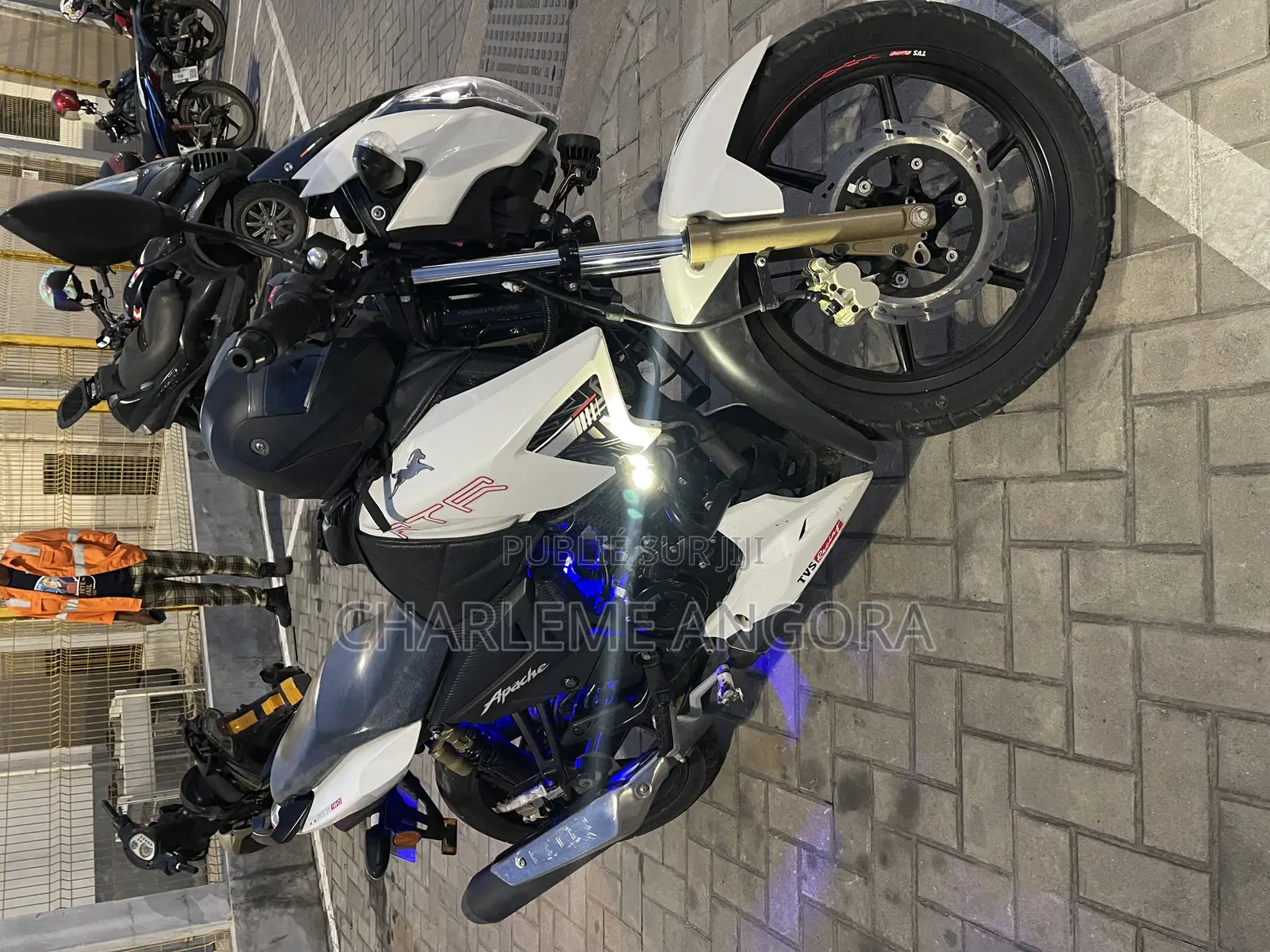 TVS Apache 180 RTR 2024 Blanc
