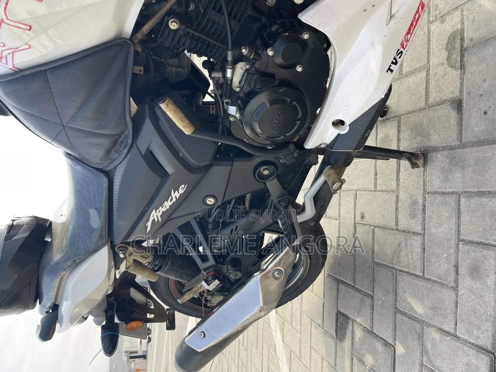 TVS Apache 180 RTR 2024 Blanc