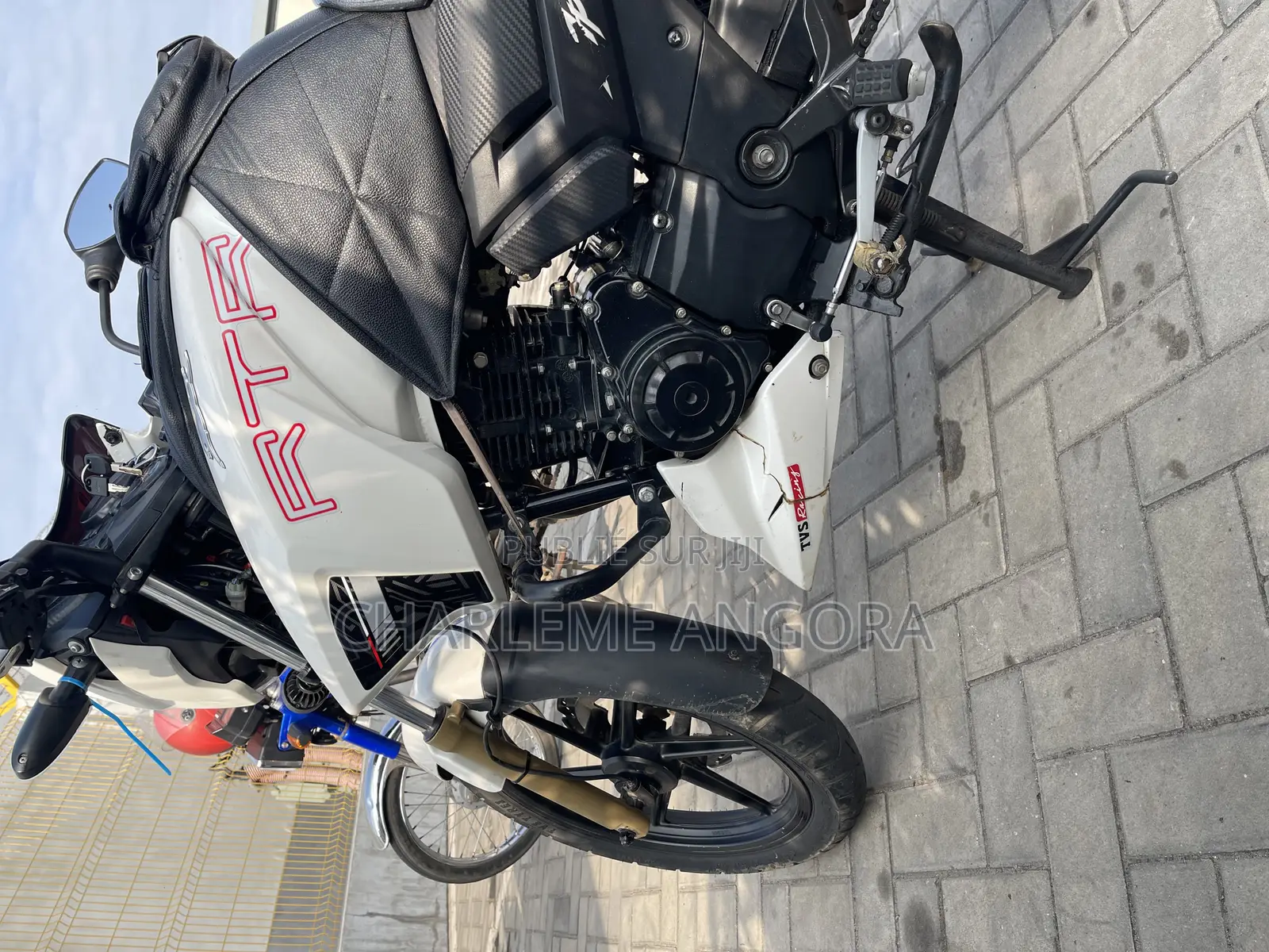 TVS Apache 180 RTR 2024 Blanc