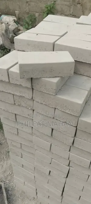 Photo - Main D Œuvre