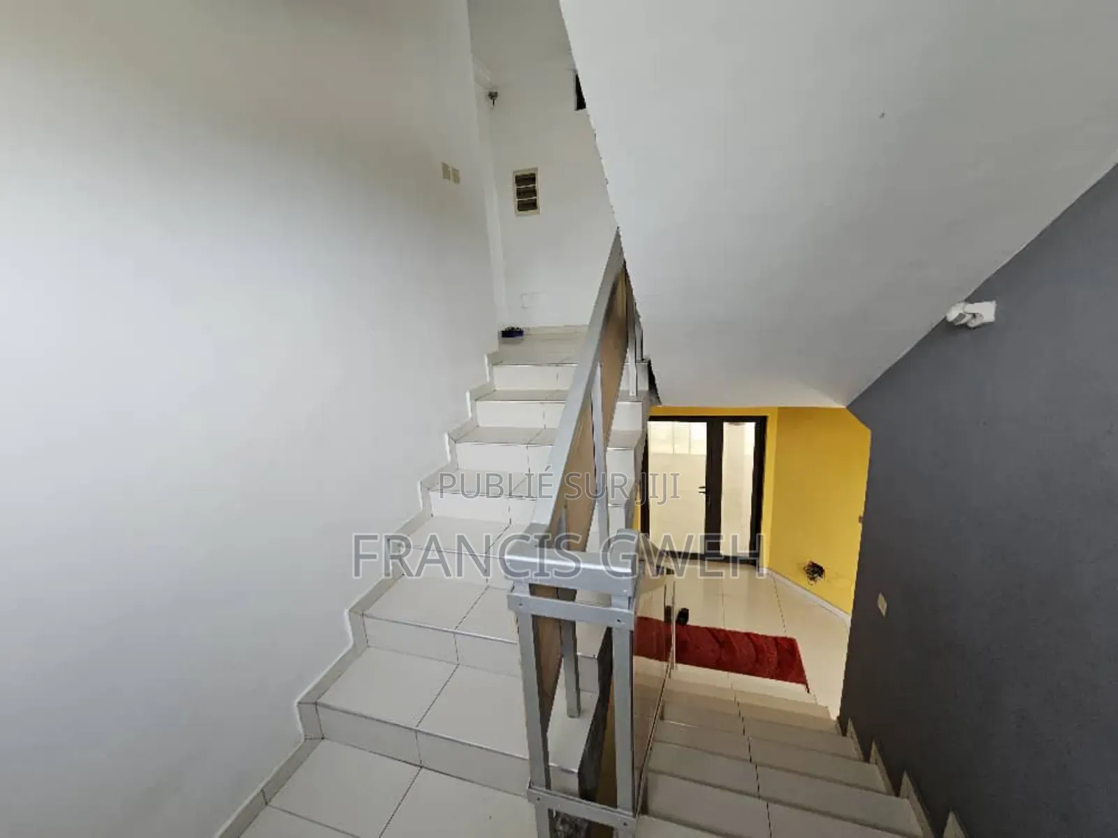 8chbre Duplex dans Francis Gweh, Cocody à Louer
