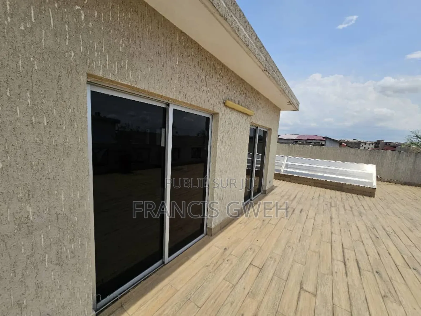 8chbre Duplex dans Francis Gweh, Cocody à Louer