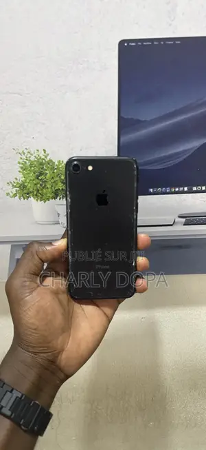 Photo - Apple iPhone 7 32 GB Black