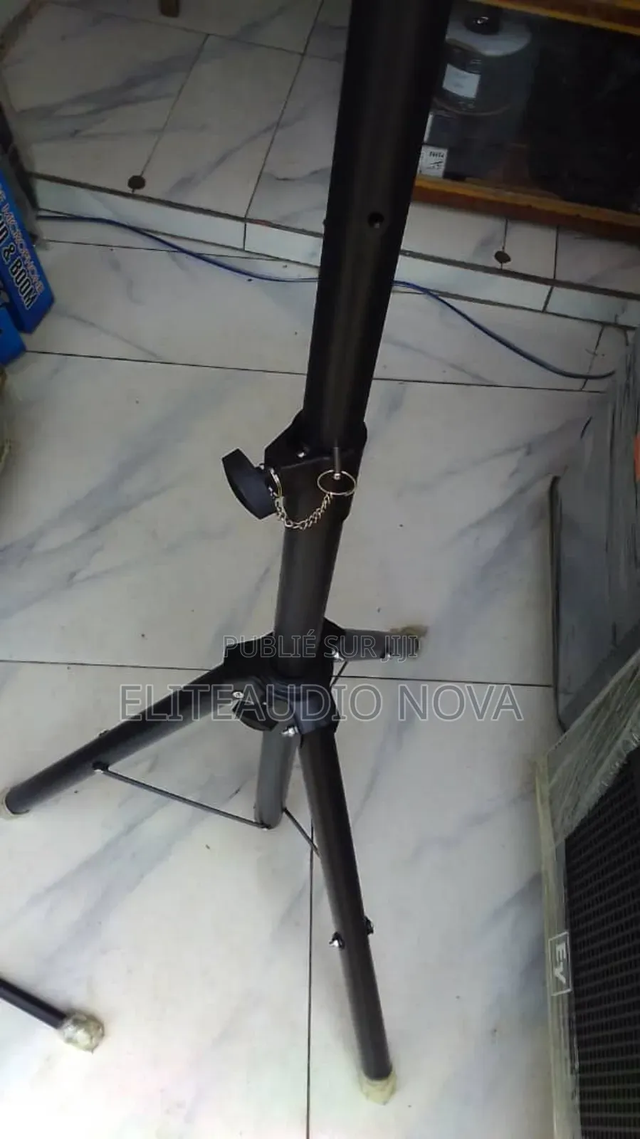 Trepieds Disponible: -- Piano  -- Guitare  -- Micro  -- Baff