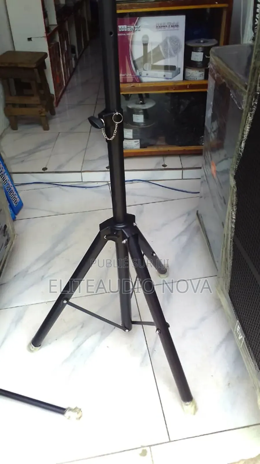 Trepieds Disponible: -- Piano  -- Guitare  -- Micro  -- Baff