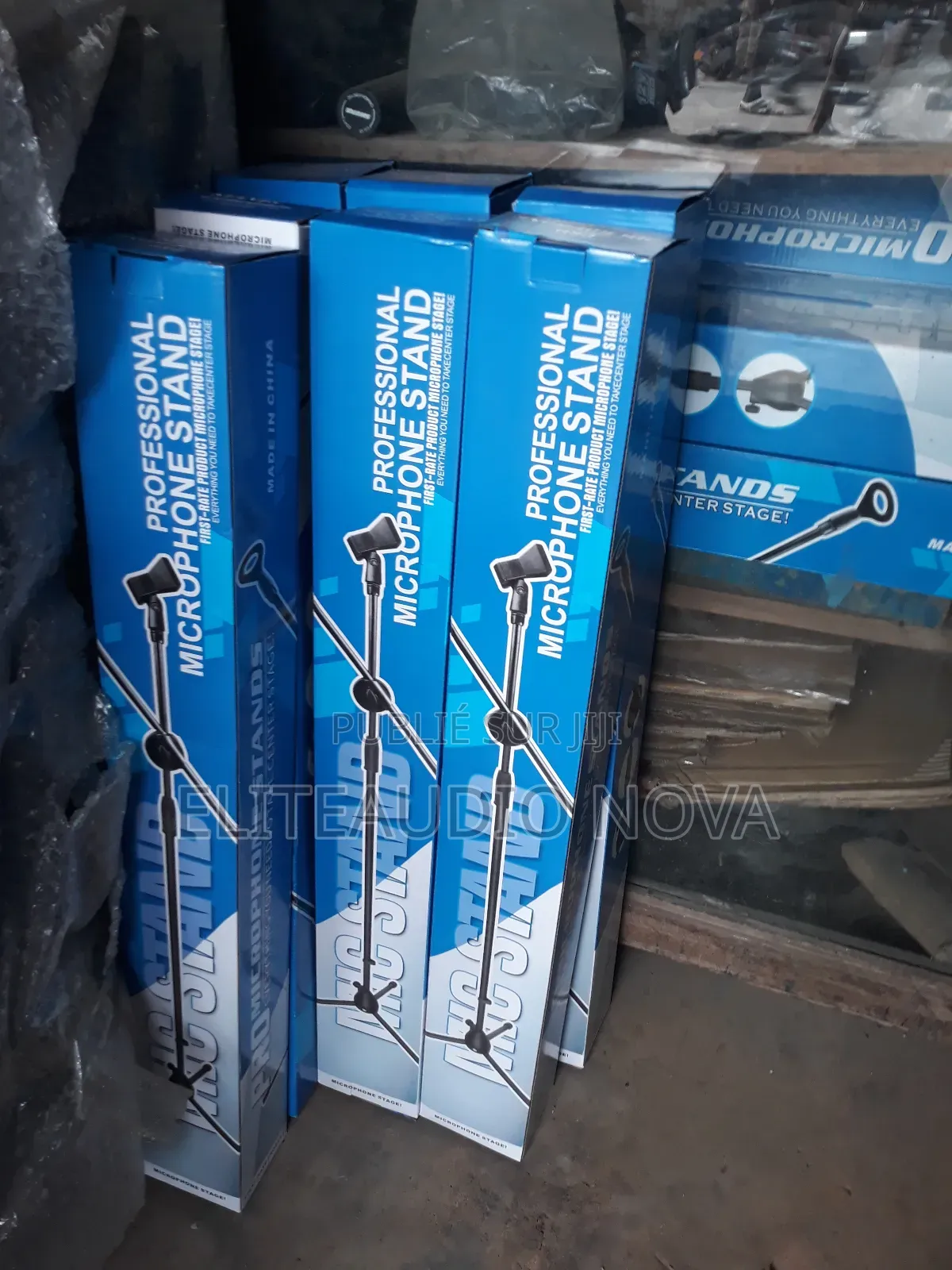 Trepieds Disponible: -- Piano  -- Guitare  -- Micro  -- Baff