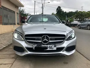 Mercedes-Benz C300 Base 4Matic Sedan AWD (2.0L 4cyl 7A) 2017 Gris