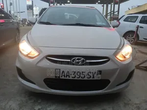 Photo - Hyundai Accent SE Hatchback 2016 Blanc cassé