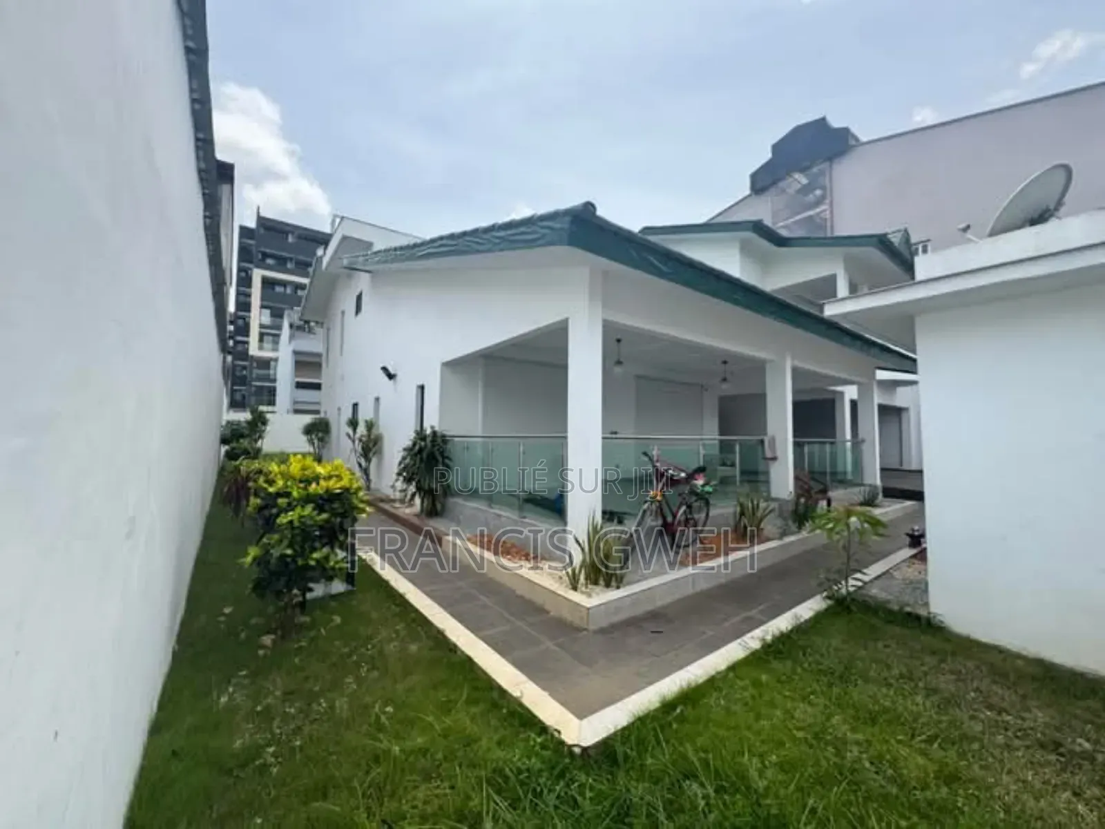 5chbre Duplex dans Francis Gweh, Cocody à Louer