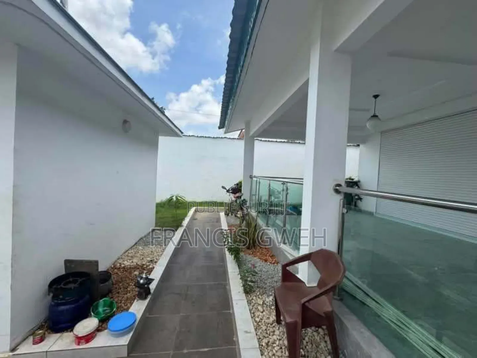 5chbre Duplex dans Francis Gweh, Cocody à Louer