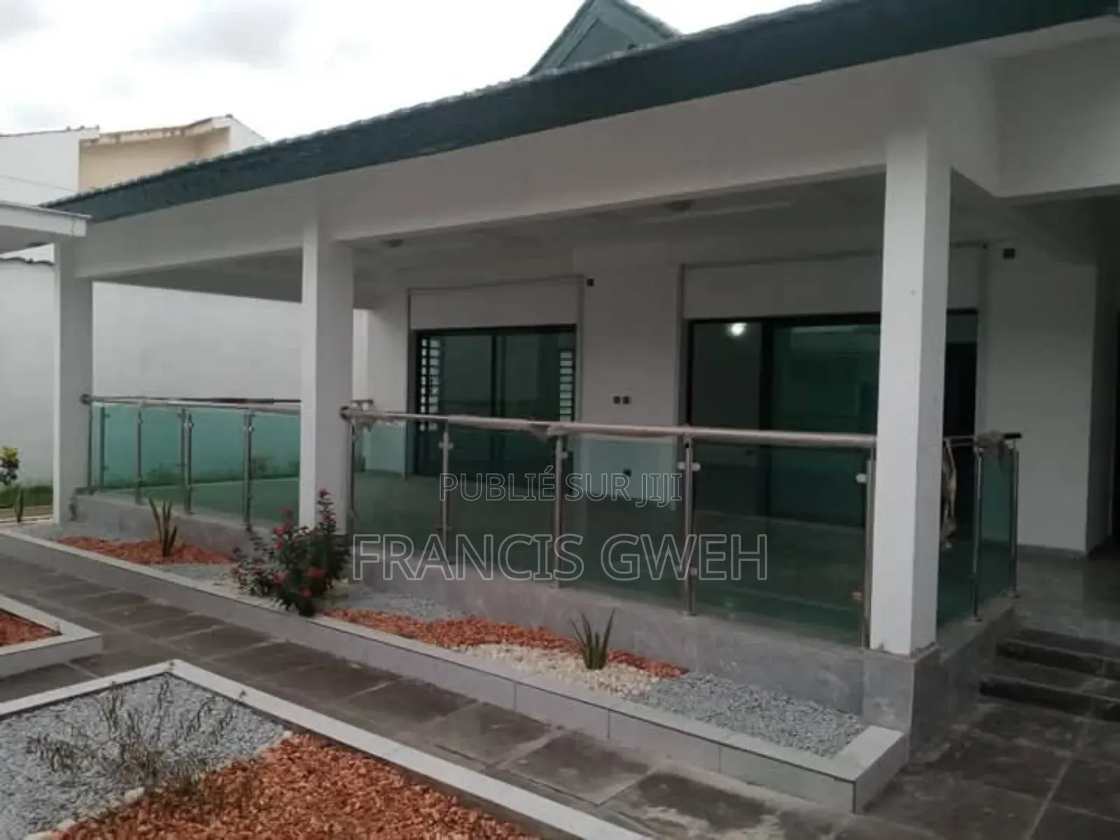 5chbre Duplex dans Francis Gweh, Cocody à Louer