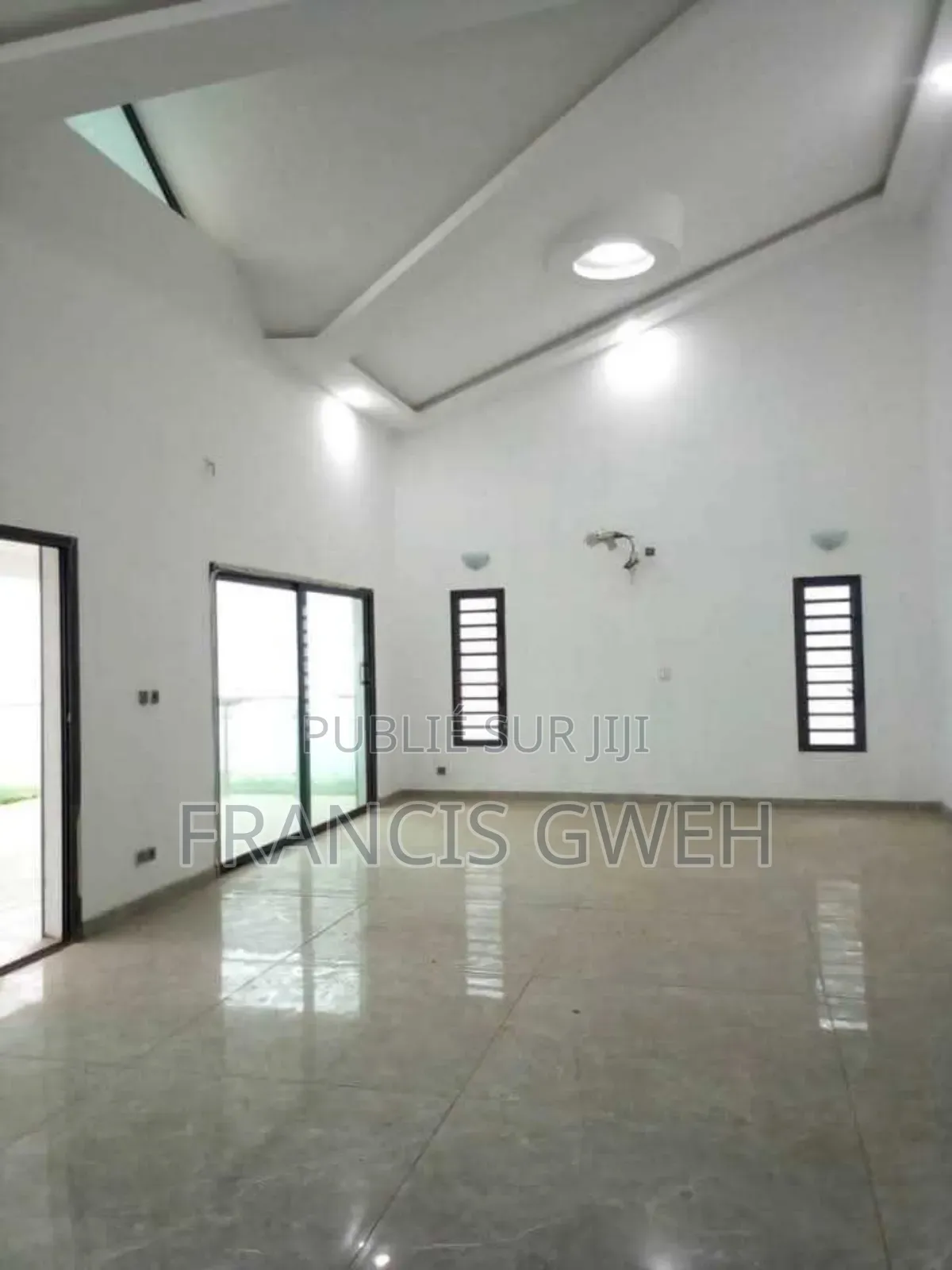 5chbre Duplex dans Francis Gweh, Cocody à Louer