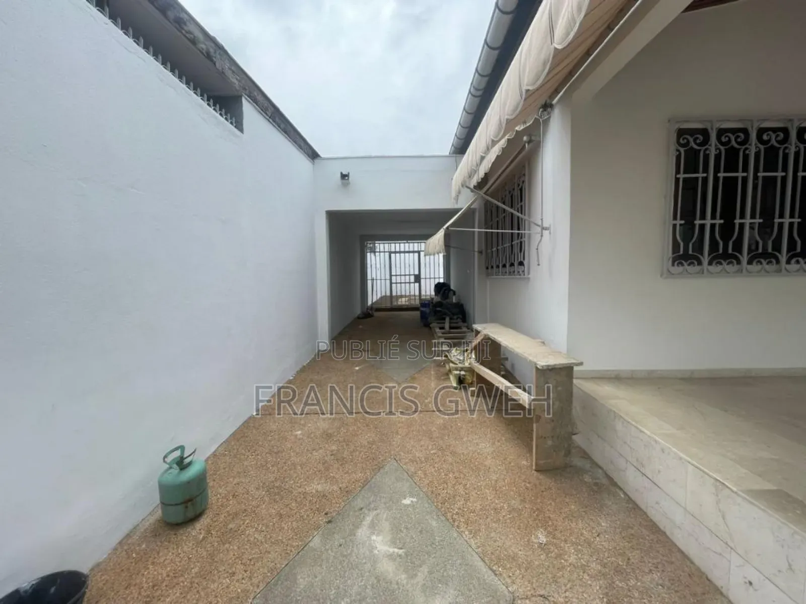 3chbre Villa dans Francis Gweh, Cocody à Louer