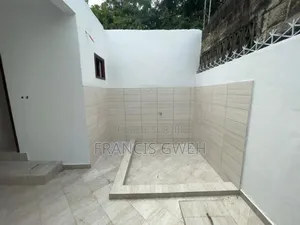 3chbre Villa dans Francis Gweh, Cocody à Louer