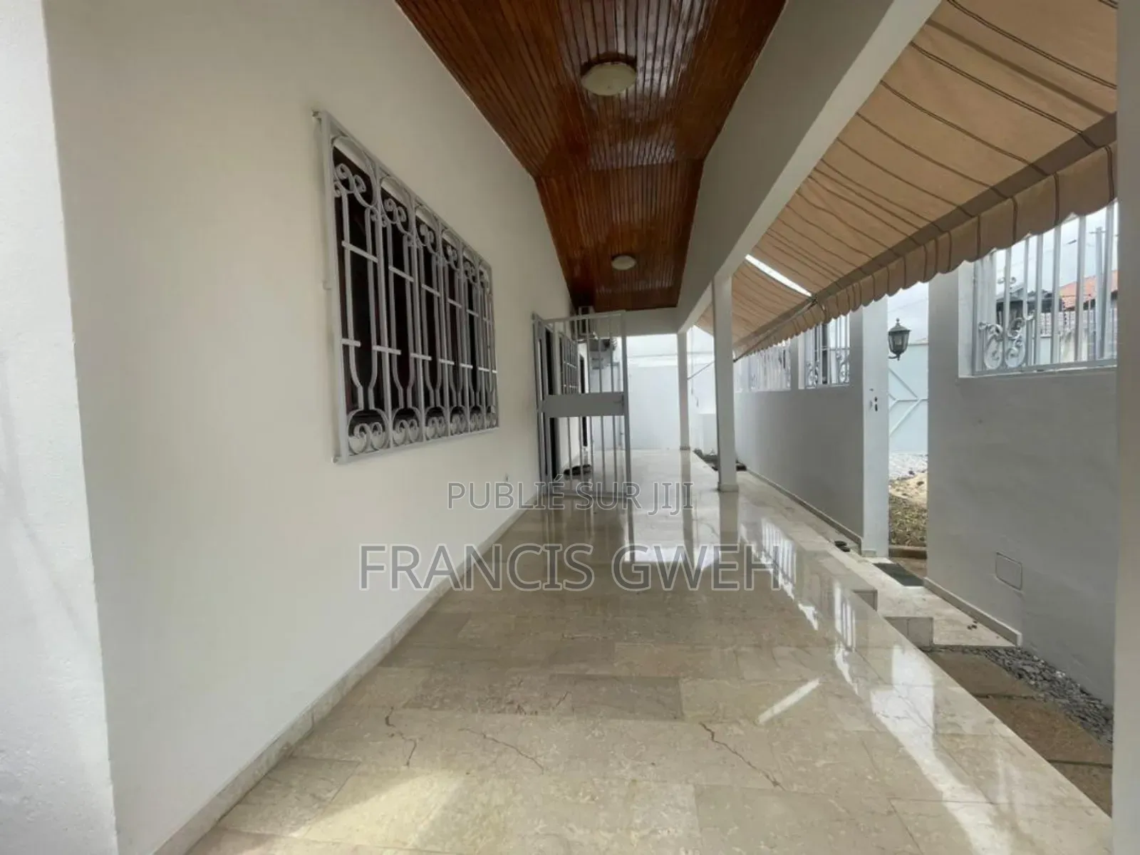 3chbre Villa dans Francis Gweh, Cocody à Louer
